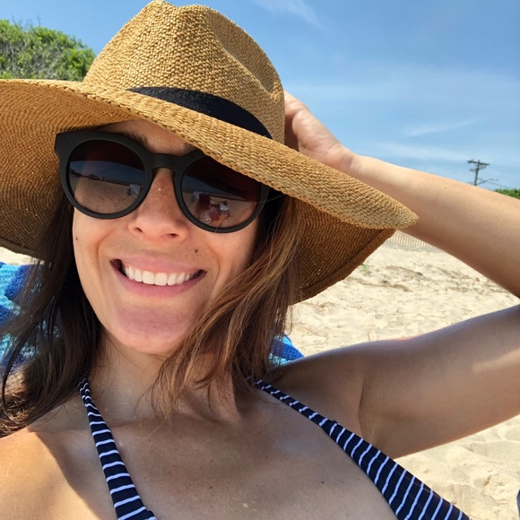 I’m Erin. ✌🏽 - Picture 2 of 4